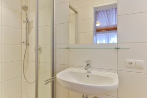 Ducha, artículos de tocador gratuitos, secador de pelo, toallas