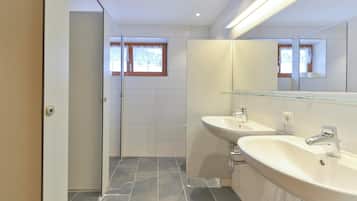 Doccia, set di cortesia gratuito, asciugacapelli, asciugamani