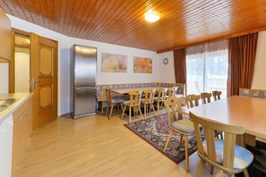 Dining - Spacious "Chalet Klösterle" with Mountain View, Wi-Fi, Balcony (Klösterle/Danöfen)