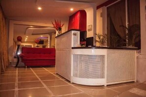 Reception - Hotel HCR Normandía (Bogotá)