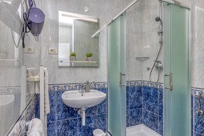 Dusche, Haartrockner, Handtücher