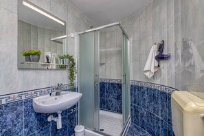 Regadera, secadora de cabello, bidet, toallas