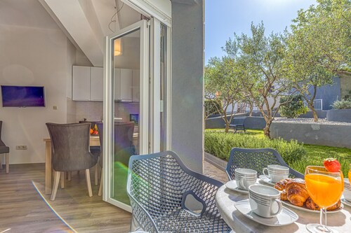 Apartment Angie 220m from the beach, Okrug Gornji, Croatia