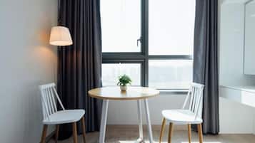 家庭双床房 | 遮光窗帘、免费 WiFi、床单