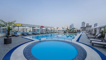 Piscine extérieure (ouverte en saison), tentes de plage