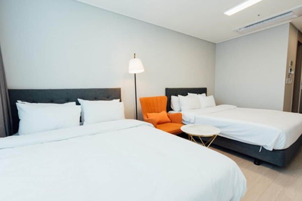 家庭双人房 | 遮光窗帘、免费 WiFi、床单