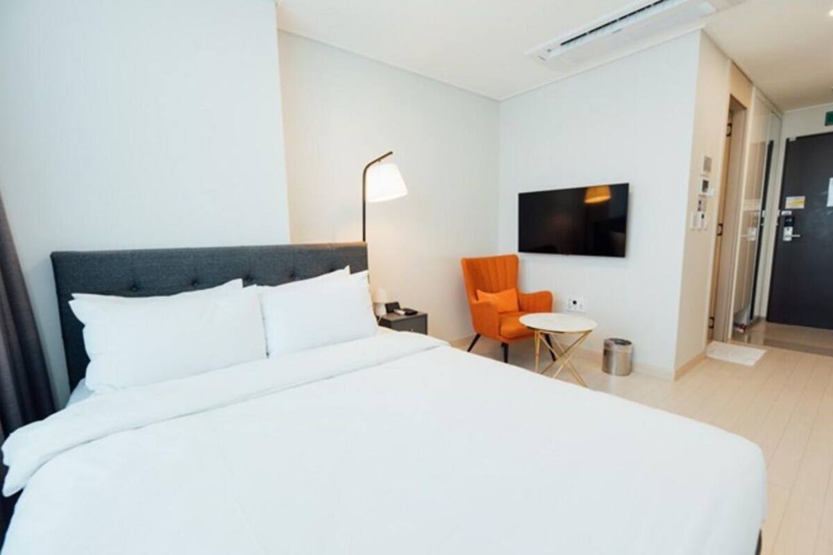 Cortinas blackout, wifi gratis y ropa de cama