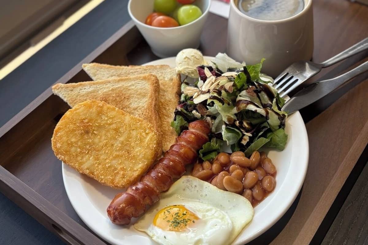 Blackout curtains, free WiFi, bed sheets