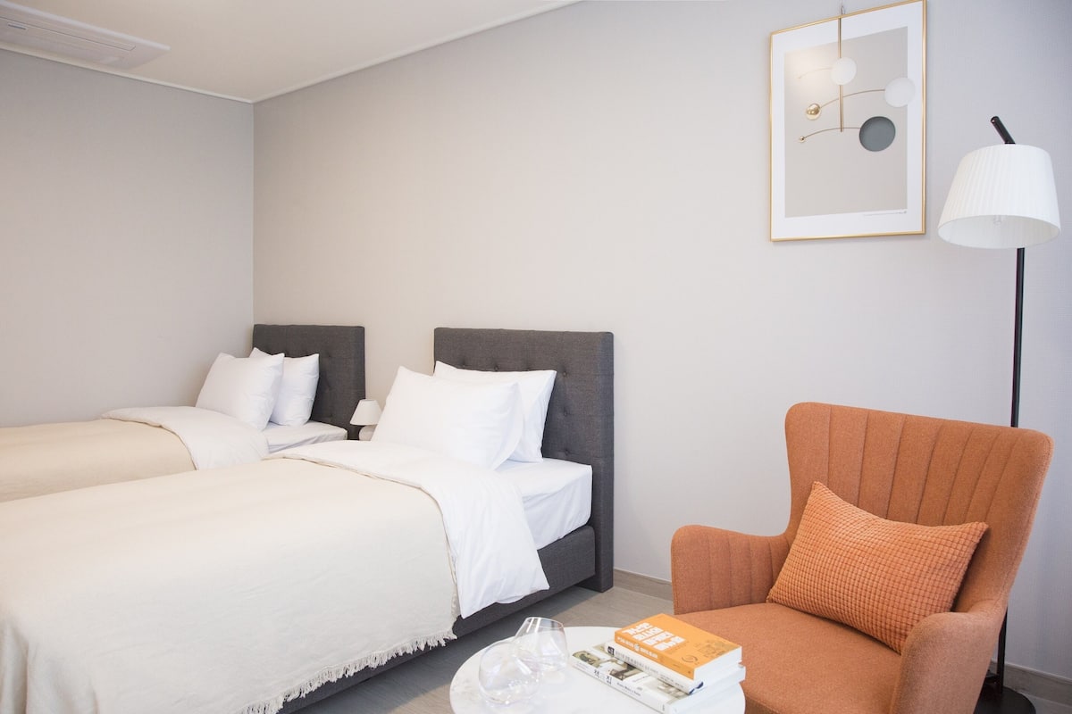 Deluxe Twin Room | Blackout curtains, free WiFi, bed sheets