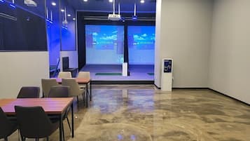 Indoor golf driving range