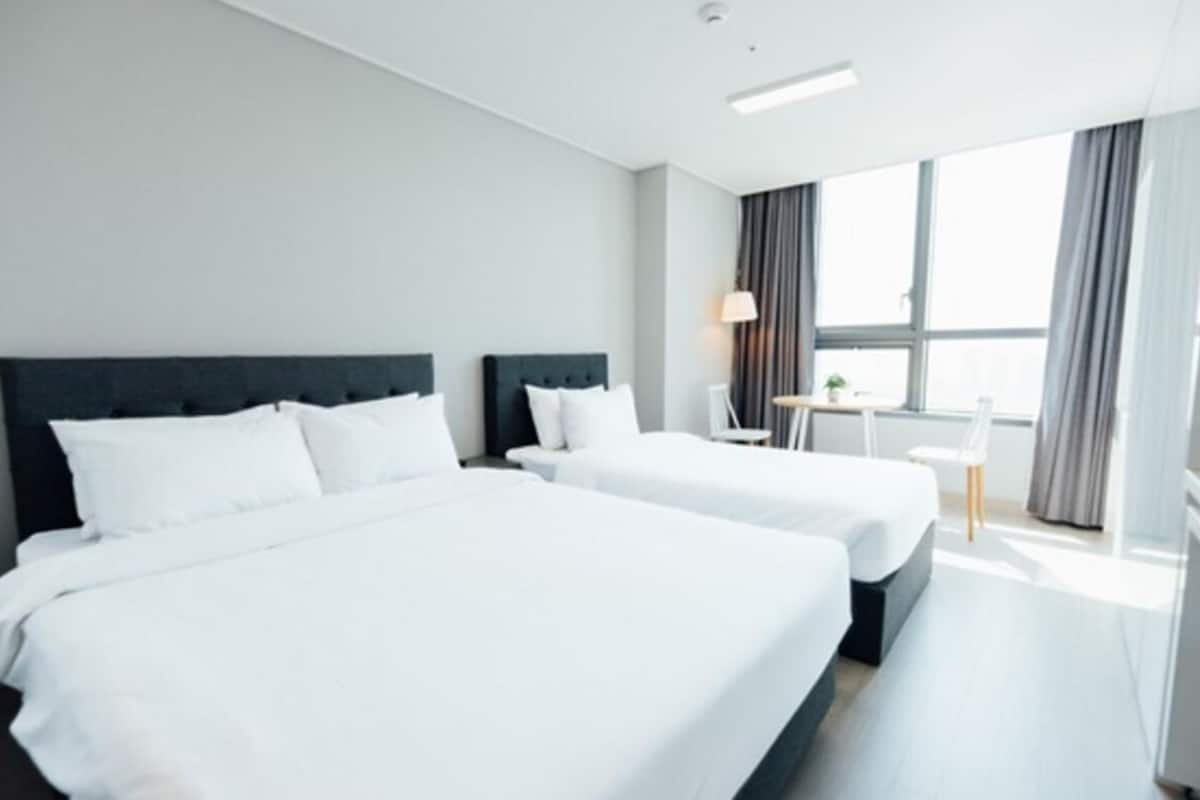 FamilieTwin kamer | Verduisterende gordijnen, gratis wifi, beddengoed