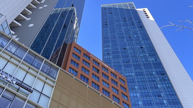A modern building with a glass facade and a sign for HALLA WESTURM PARK. - Celeb Stay Songdo (Incheon)