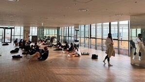 A spacious room with large windows, wooden flooring, and ceiling lights. - Celeb Stay Songdo (Incheon)