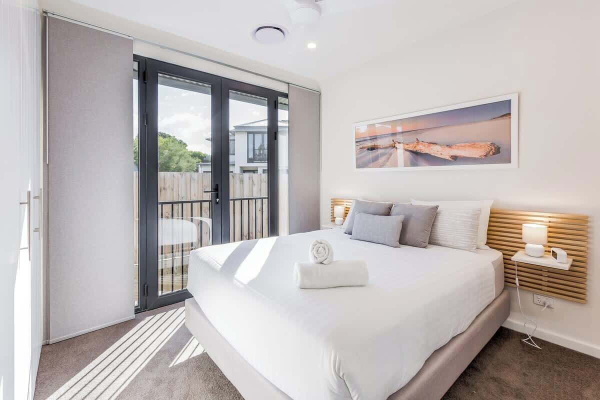 5 bedrooms, desk, iron/ironing board, WiFi