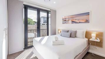 5 bedrooms, desk, iron/ironing board, WiFi