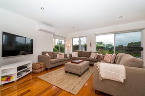 TV - Inverloch Coastal Retreat near Town Center (Inverloch)