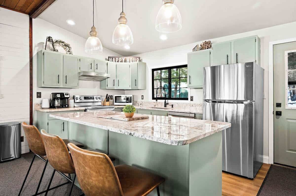 Frigorífico, microondas, horno y placa de cocina