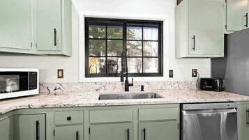 Jääkaappi, mikroaaltouuni, uuni, liesi