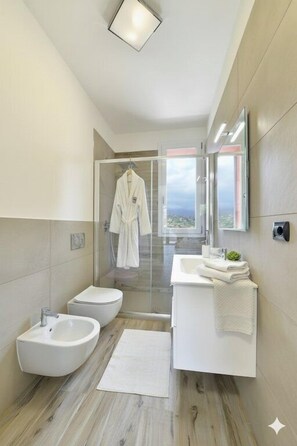 Een douche, een haardroger, een bidet, handdoeken