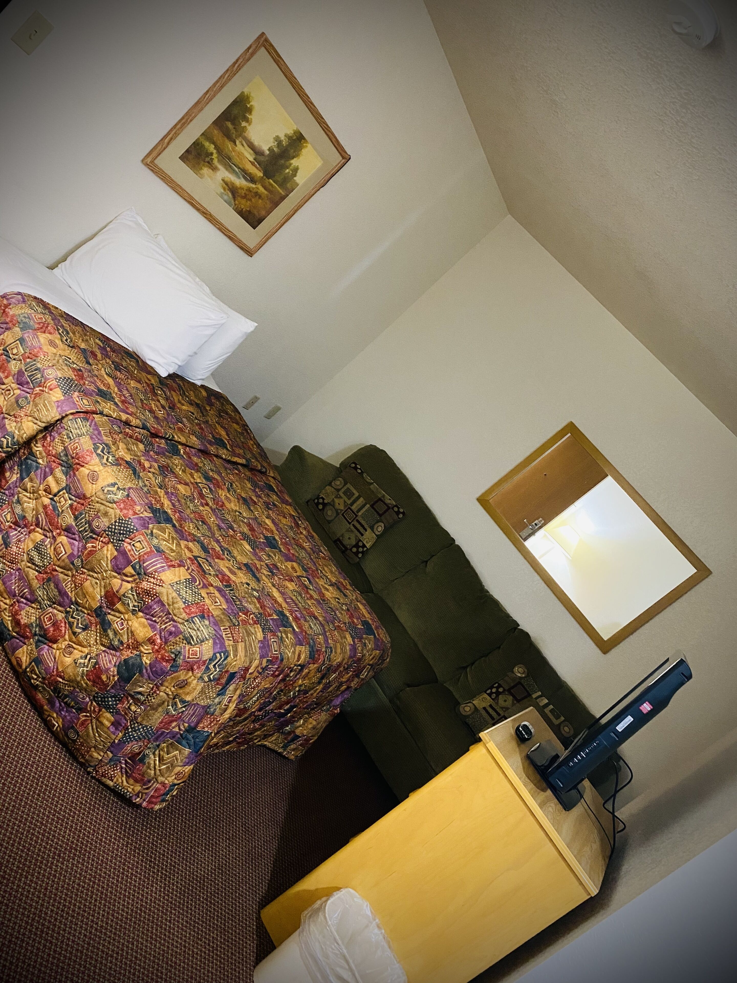 family room | 1 bedroom, iron/ironing board, free wifi, bed sheets