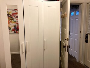 Interior - Rare 3 br in Capitola Village with 5pm checkout Jan-Apr+Parking! (Capitola)