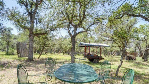 Outdoor dining - Lost Cabins #2 Case's Cabin (Fredericksburg)