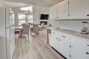 冷蔵庫、電子レンジ、オーブン、コンロ