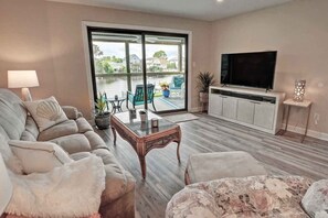 Smart TV, fireplace, books - WATERFRONT!. Lux spacious home. Private docks. Fishing, Crabbing, and Kayaking! (Kill Devil Hills)