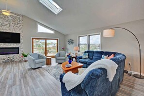 スマートテレビ、暖炉、書庫