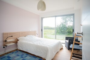 4 habitaciones, escritorio y tabla de planchar con plancha 