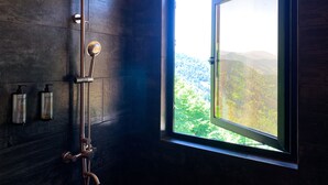 Ducha, artículos de tocador gratuitos, pantuflas, jabón