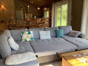 Televisie, een dvd-speler, een tafeltennistafel en boeken