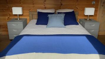 3 makuuhuonetta, silitysrauta/-lauta, ilmainen Wi-Fi, vuodevaatteet