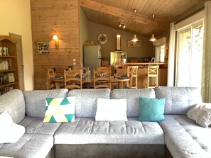 TV, DVD-spiller, bordtennis og bøker