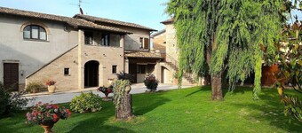 Casa delle Mammole A: A characteristic and welcoming two-story apartment that is part of an ancient country house surrounded by the greenery, with Free WI-FI.