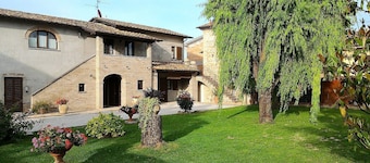Casa delle Mammole B: A characteristic and welcoming apartment that is part of an ancient country house surrounded by the greenery, with Free WI-FI.