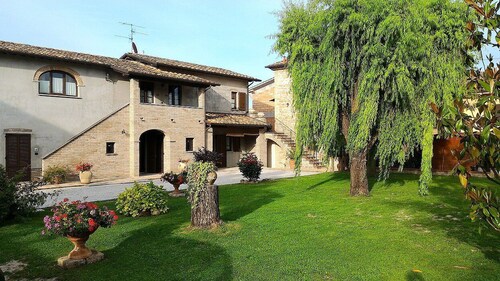 Casa delle Mammole C: A characteristic and welcoming apartment that is part of an ancient country house surrounded by the greenery, with Free WI-FI.