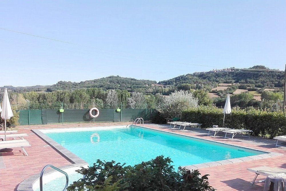 Casa delle Mammole E: A characteristic and welcoming apartment that is part of an ancient country house surrounded by the greenery, with Free WI-FI.