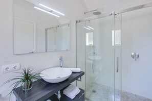 Douche, articles de toilette gratuits, sèche-cheveux