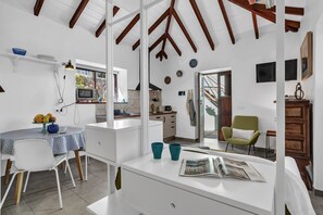 Interior - Tiled House with Sea & Mountain Views, Wi-Fi, Terrace, Garden, Pet-Friendly (La Orotava)