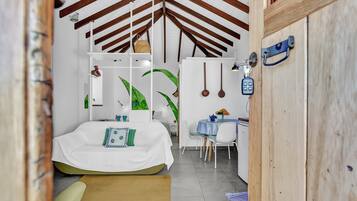 1 slaapkamer, een strijkplank/strijkijzer, gratis wifi, beddengoed