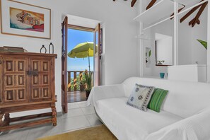 TV - Tiled House with Sea & Mountain Views, Wi-Fi, Terrace, Garden, Pet-Friendly (La Orotava)