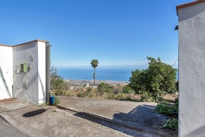 Property grounds - Tiled House with Sea & Mountain Views, Wi-Fi, Terrace, Garden, Pet-Friendly (La Orotava)