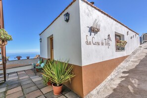 Exterior - Tiled House with Sea & Mountain Views, Wi-Fi, Terrace, Garden, Pet-Friendly (La Orotava)