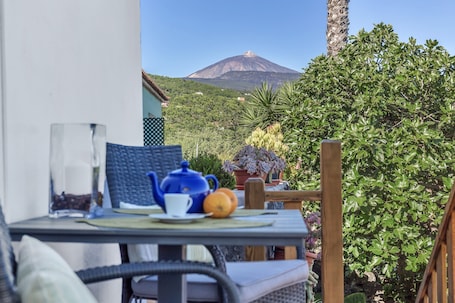 Outdoor dining. Tiled House with Sea & Mountain Views, Wi-Fi, Terrace, Garden, Pet-Friendly