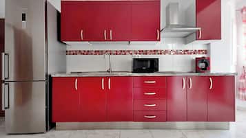 Frigorífico, microondas, placa de cocina y cafetera o tetera