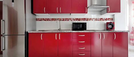 Geladeira, micro-ondas, cooktop, cafeteira/chaleira