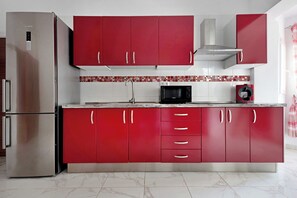 Refrigerador, microondas, placa de cocina, cafetera/tetera