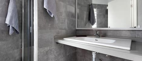 Douche, articles de toilette (gratuits), séchoir à cheveux