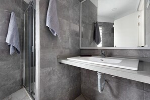 Shower, free toiletries, hair dryer, towels